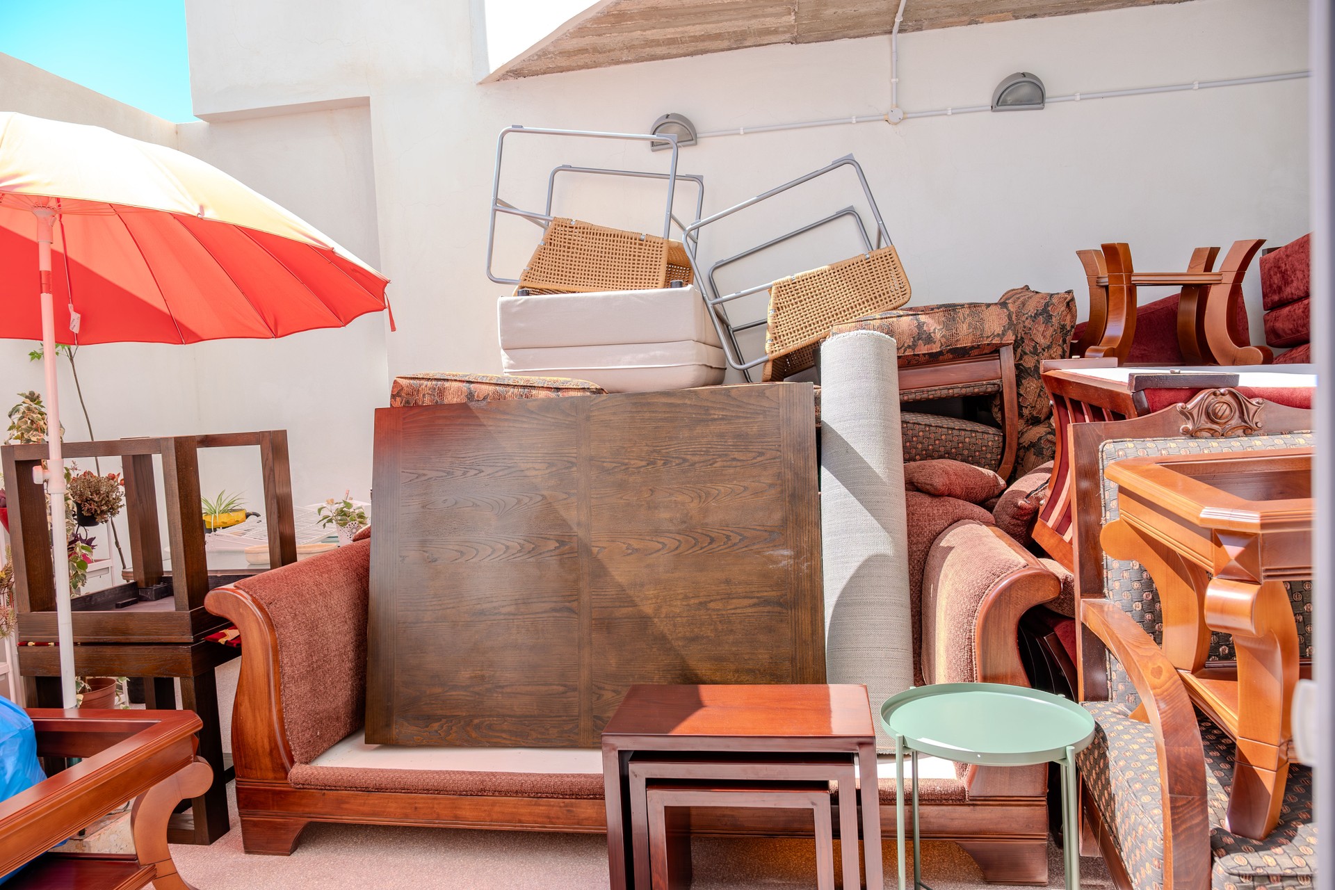 Los muebles de la casa y las pertenencias personales se movieron y deben organizarse para estudiantes y adultos.
